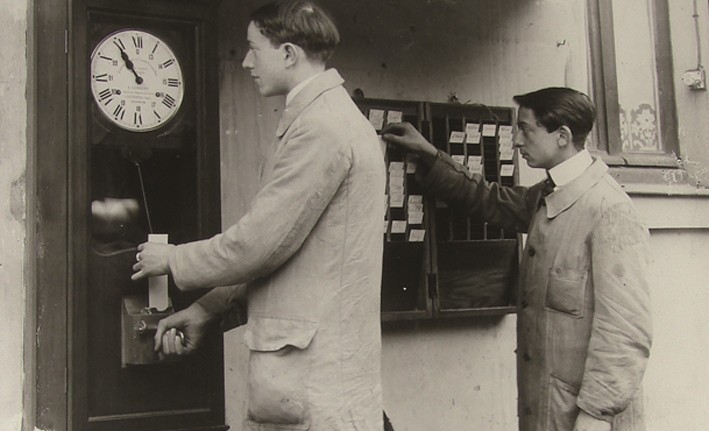 Musée de l'horlogerie Hommes pointant . Atelier Lambert à Saint-Nicolas d'Aliermont Collection musée de l'horlogerie.